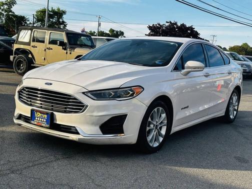 White 2019 Ford Fusion Hybrid SEL