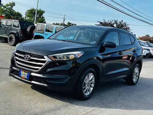 Black Noir Pearl 2017 Hyundai TUCSON SE