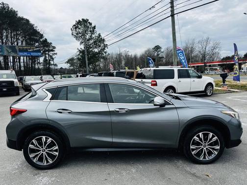 2017 INFINITI QX30 Premium