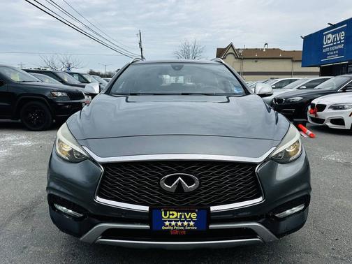 2017 INFINITI QX30 Premium