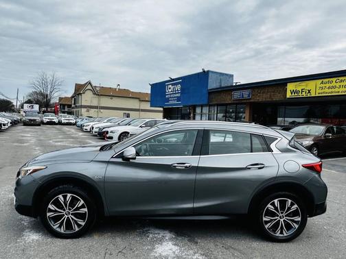 2017 INFINITI QX30 Premium