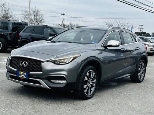 2017 INFINITI QX30 Premium