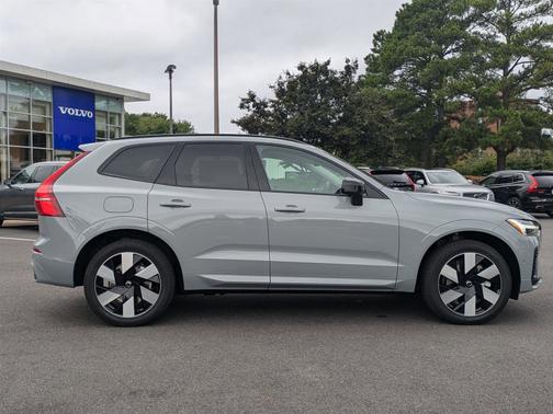 2025 Volvo XC60 Plug-In Hybrid T8 Plus