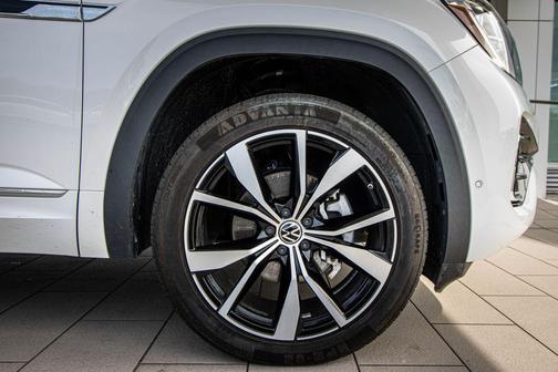 Opal White Pearl 2024 Volkswagen Atlas 2.0T SEL Premium R-Line 4MOTION