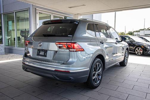 Platinum Gray Metallic 2023 Volkswagen Tiguan 2.0T SE