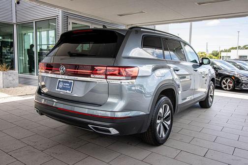 Platinum Gray Metallic 2024 Volkswagen Atlas 2.0T SE