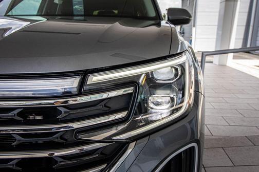 Platinum Gray Metallic 2024 Volkswagen Atlas 2.0T SE