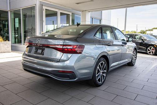 Platinum Gray 2026 Volkswagen Jetta 1.4T SE