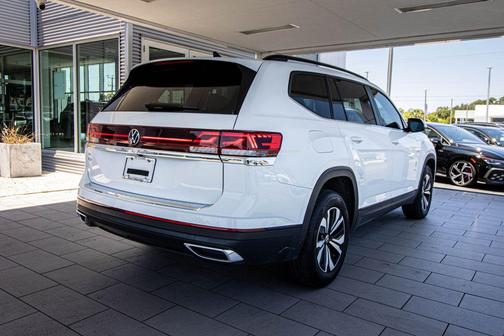 Pure White 2024 Volkswagen Atlas 2.0T SE