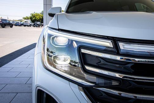 Pure White 2024 Volkswagen Atlas 2.0T SE