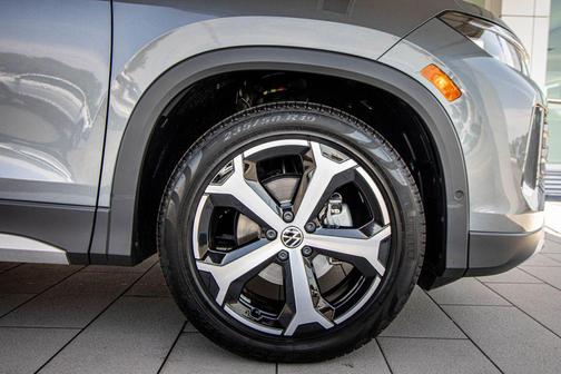 Platinum Gray Metallic 2025 Volkswagen Tiguan 2.0T SE
