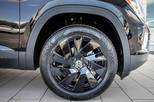 Deep Black 2026 Volkswagen Atlas 2.0T SE w/Technology