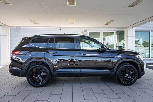 Deep Black 2026 Volkswagen Atlas 2.0T SE w/Technology