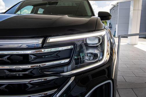 Deep Black 2026 Volkswagen Atlas 2.0T SE w/Technology