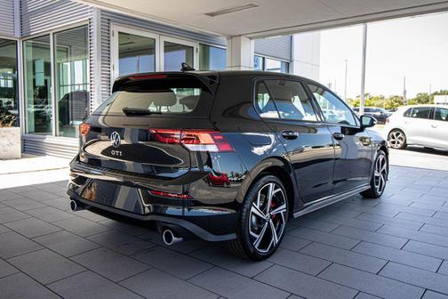 Mythos Black Metallic 2026 Volkswagen Golf GTI 2.0T SE DSG