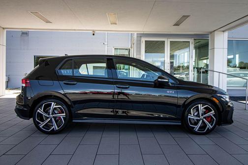 Mythos Black Metallic 2026 Volkswagen Golf GTI 2.0T SE DSG
