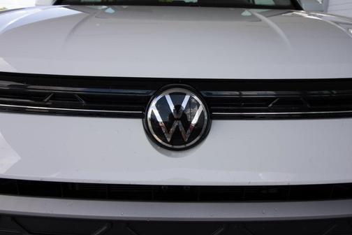 Pure White 2026 Volkswagen Taos SE