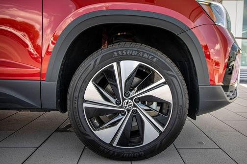 Kings Red Metallic 2024 Volkswagen Taos 1.5T SE