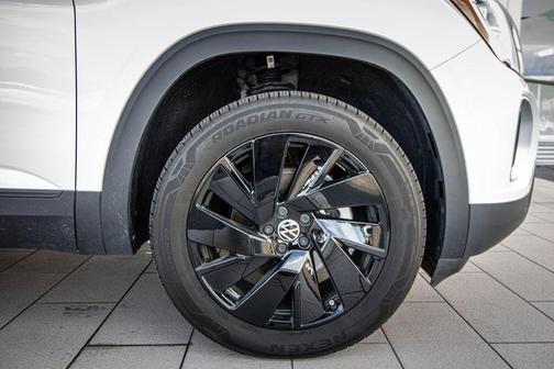 Opal White Pearl 2026 Volkswagen Atlas 2.0T SE w/Technology