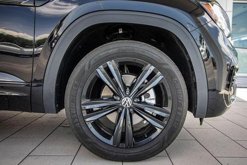 Deep Black Pearl 2023 Volkswagen Atlas Cross Sport 3.6L V6 SEL R-Line