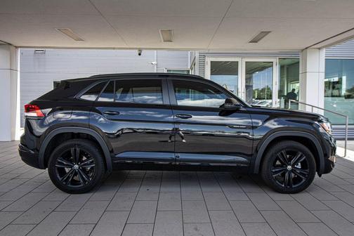 Deep Black Pearl 2023 Volkswagen Atlas Cross Sport 3.6L V6 SEL R-Line