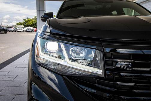 Deep Black Pearl 2023 Volkswagen Atlas Cross Sport 3.6L V6 SEL R-Line