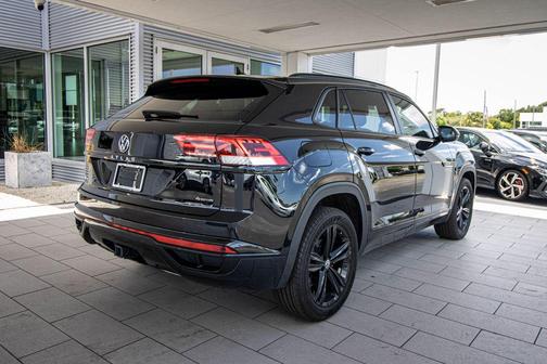 Deep Black Pearl 2023 Volkswagen Atlas Cross Sport 3.6L V6 SEL R-Line