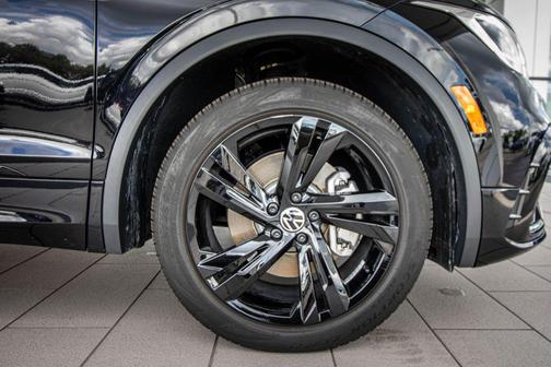 Deep Black Pearl 2024 Volkswagen Tiguan 2.0T SE R-Line Black