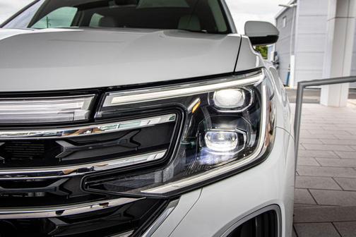 Pure White 2025 Volkswagen Atlas 2.0T SE w/Technology