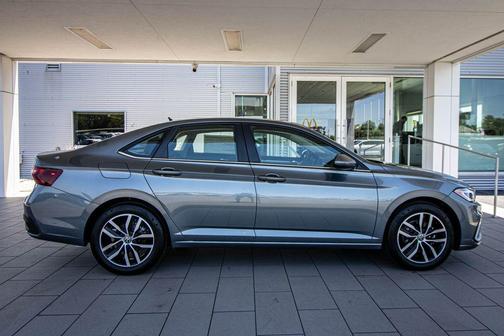 Platinum Gray 2026 Volkswagen Jetta 1.4T SE