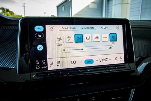 2026 Volkswagen Atlas Cross Sport 2.0T SEL Premium