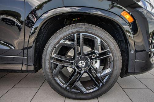Deep Black 2025 Volkswagen Tiguan 2.0T SE R-Line Black