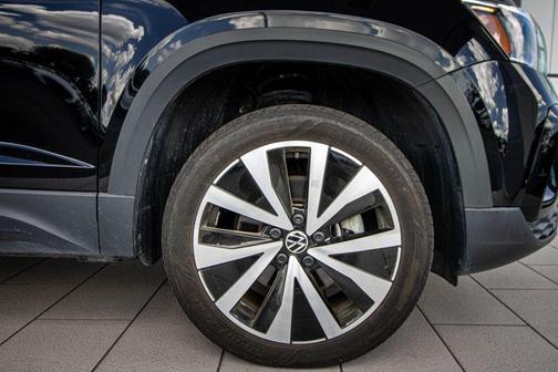 Deep Black Pearl 2023 Volkswagen Taos 1.5T SE