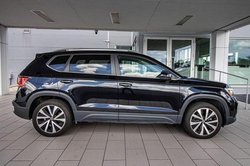 Deep Black Pearl 2023 Volkswagen Taos 1.5T SE