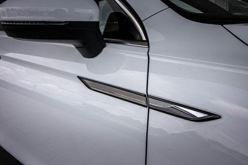 Pure White 2024 Volkswagen Tiguan 2.0T SE