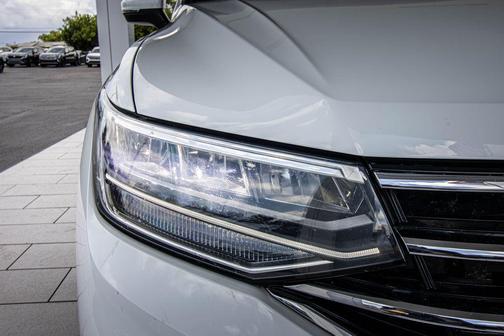 Pure White 2024 Volkswagen Tiguan 2.0T SE