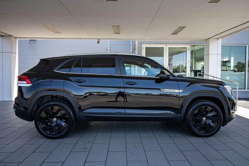 Deep Black 2026 Volkswagen Atlas Cross Sport 2.0T SE w/Technology