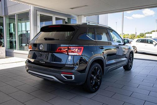 Deep Black Pearl 2022 Volkswagen Taos 1.5T SE