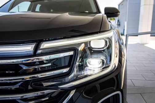 Deep Black Pearl 2024 Volkswagen Atlas 2.0T SEL