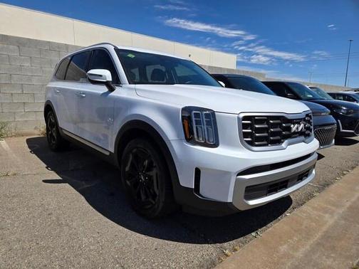 White 2023 Kia Telluride S