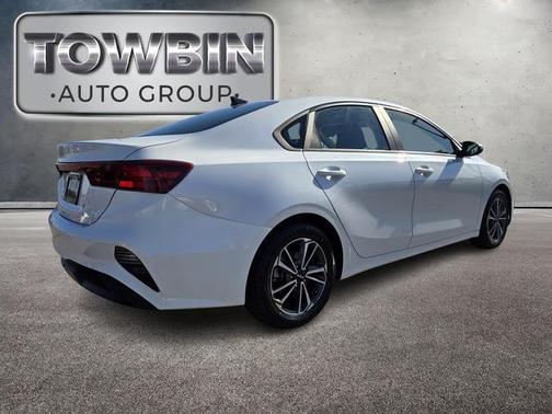 White 2022 Kia Forte LXS