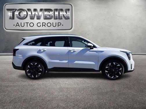 White 2025 Kia Sorento EX