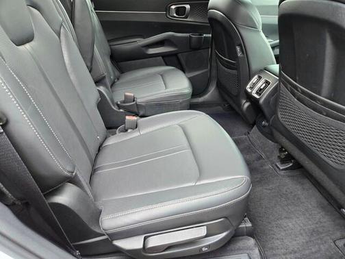 White 2025 Kia Sorento EX