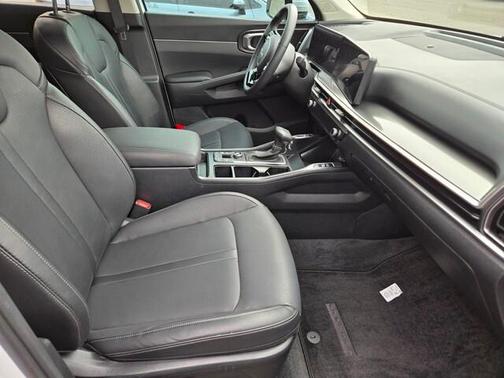 White 2025 Kia Sorento EX