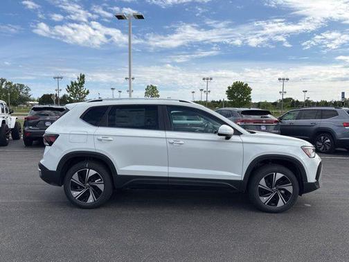 Pure White 2026 Volkswagen Taos SE