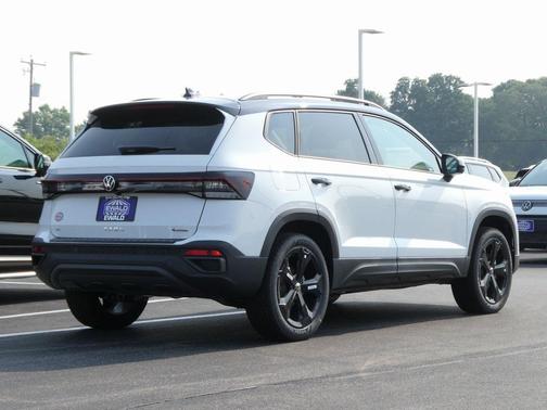 2025 Volkswagen Taos 1.5T SE Black