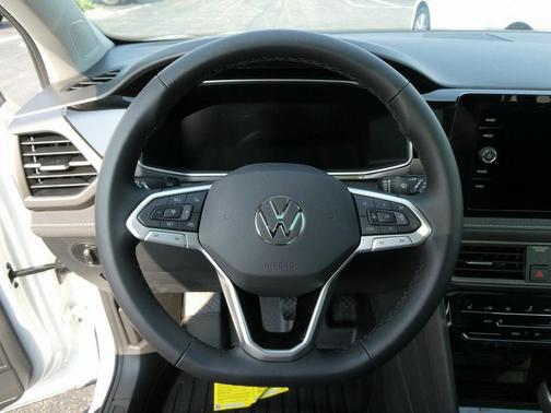 2025 Volkswagen Taos 1.5T SE Black