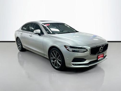 Bright Silver Metallic 2017 Volvo S90 T6 Momentum
