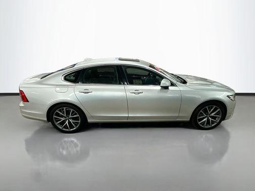 Bright Silver Metallic 2017 Volvo S90 T6 Momentum
