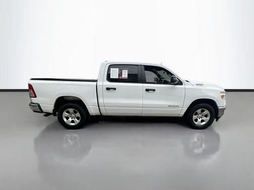 Bright White Clearcoat 2024 RAM 1500 Big Horn/Lone Star